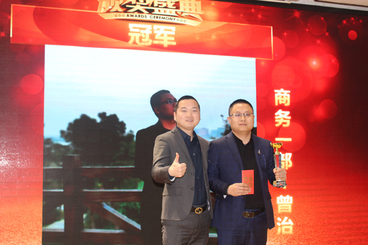 12月份商務部月度銷售冠軍與總裁合影